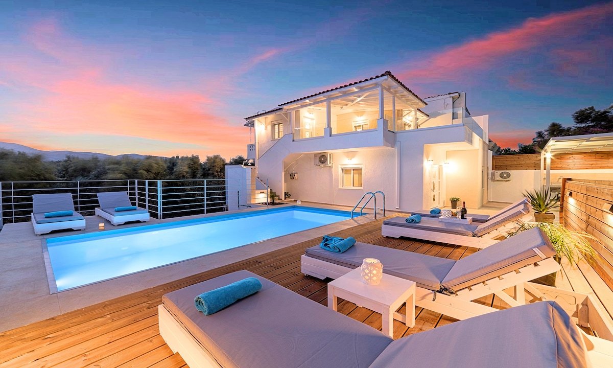 Etoile Villa Heated Pool gallery image 2