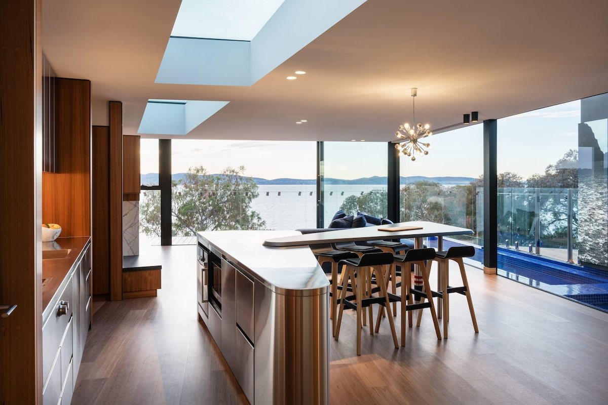 ‘Hobart’ – Penthouse with private heated pool gallery image 3