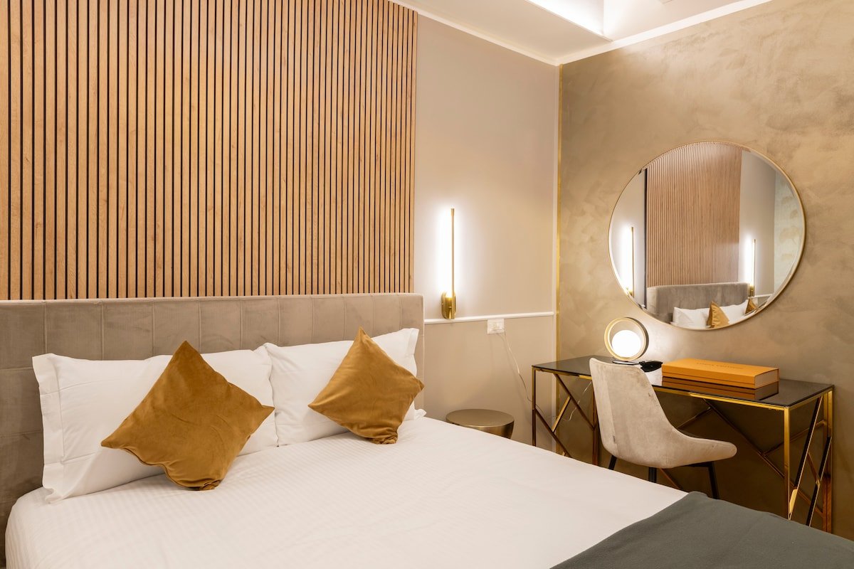 New & Chic 2 Bedroom Apartment – Duomo – 4 Guests gallery image 4