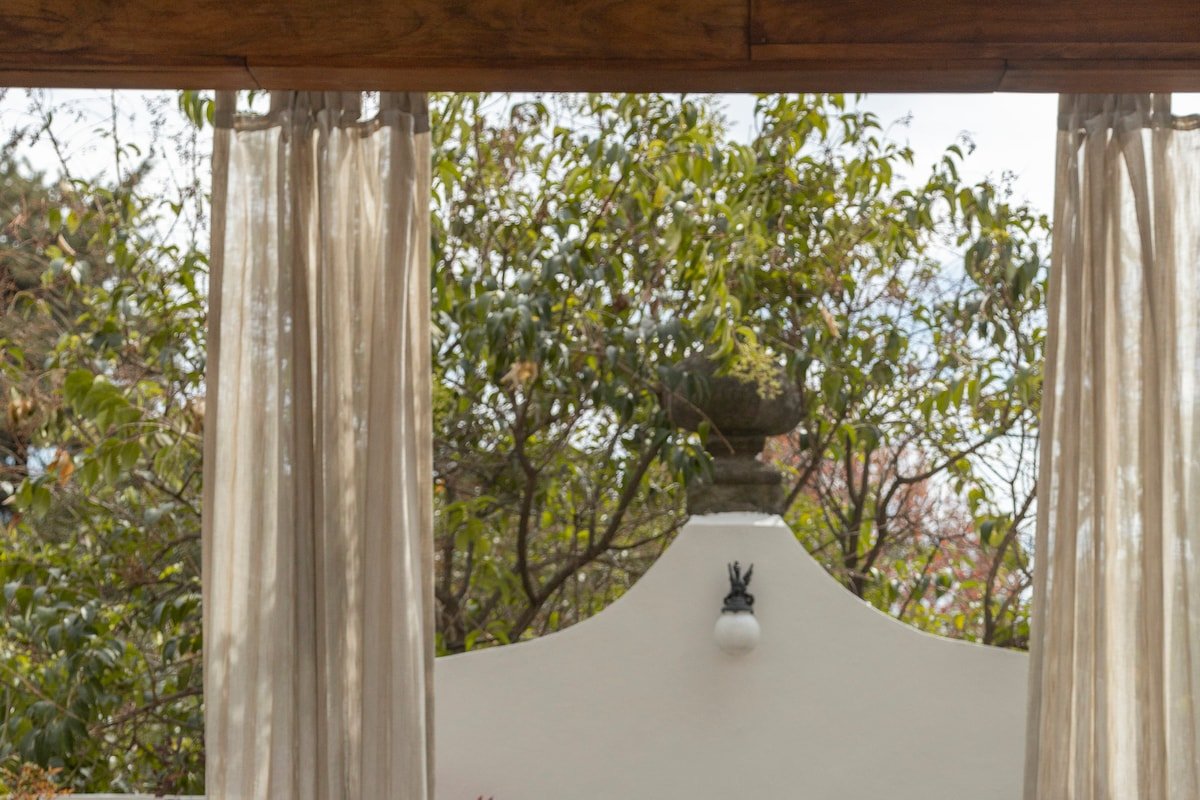 Pianist 1900s house exquisitely decorated. gallery image 5