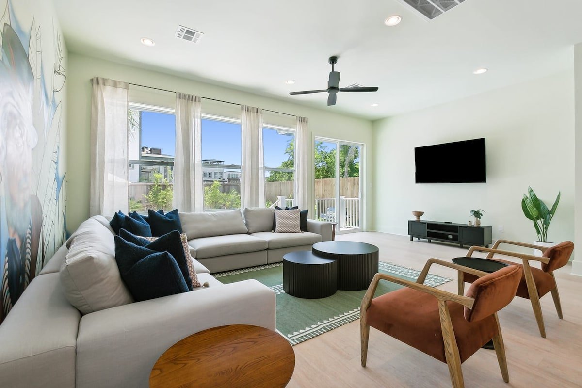 Urban Oasis in heart of NOLA w/Heated Pool+Parking gallery image 3