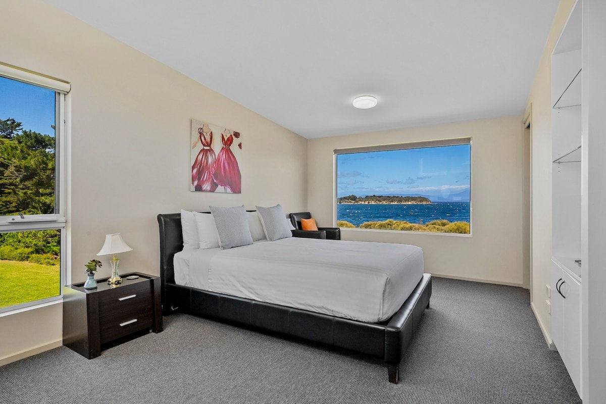 Waterfront Bruny Island Stay; Beach, Views, Luxury gallery image 2