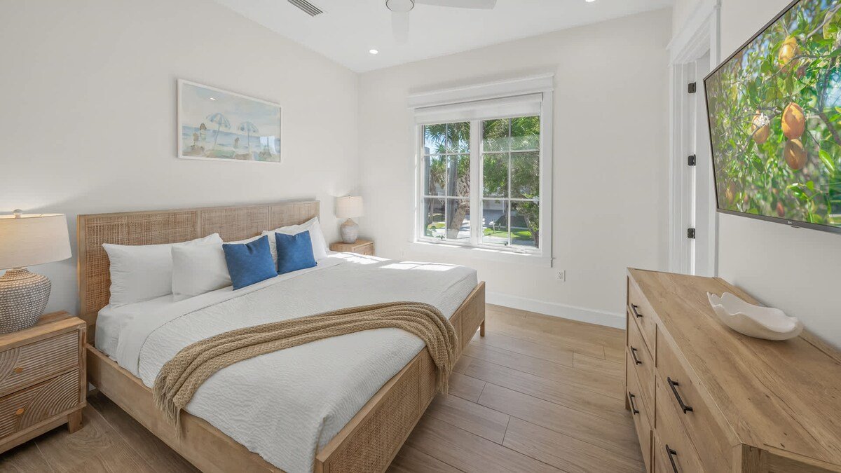 Steps to Beach/Siesta Village-Resort Pool w/Slide gallery image 5