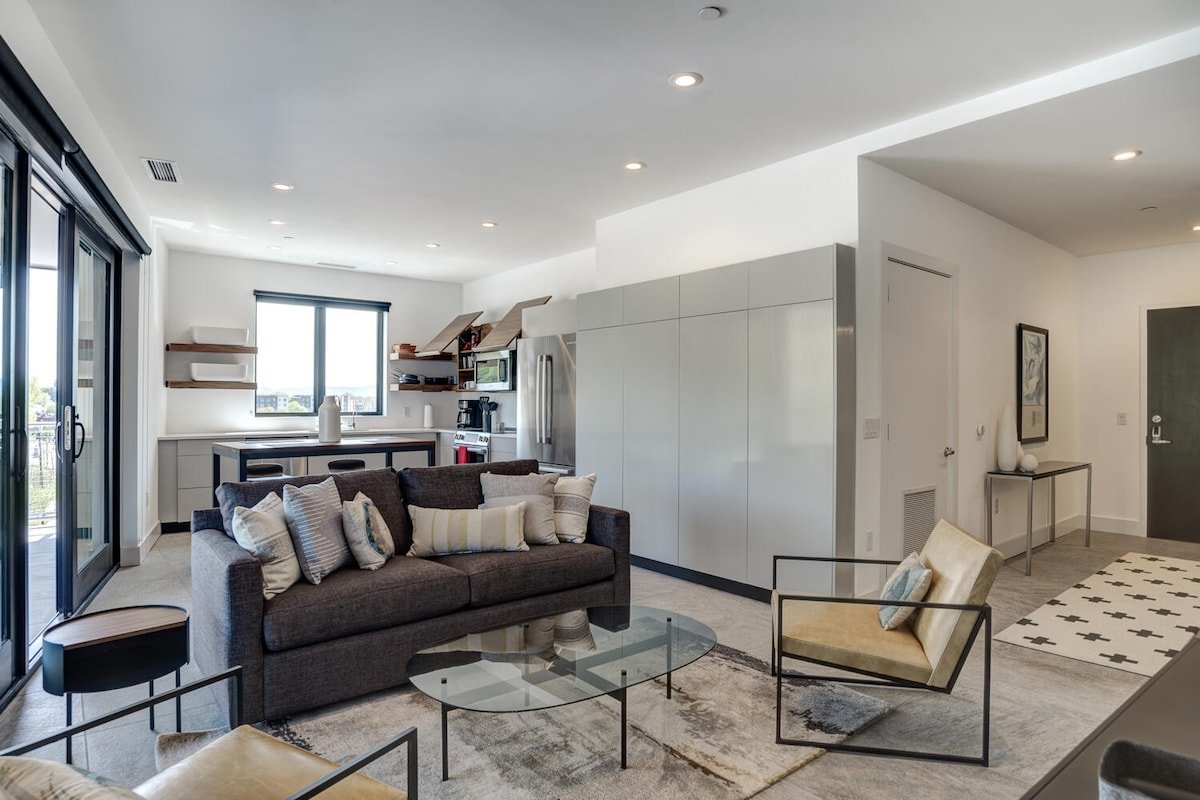 Luxury Pet Friendly Condo, Heated Balcony gallery image 3