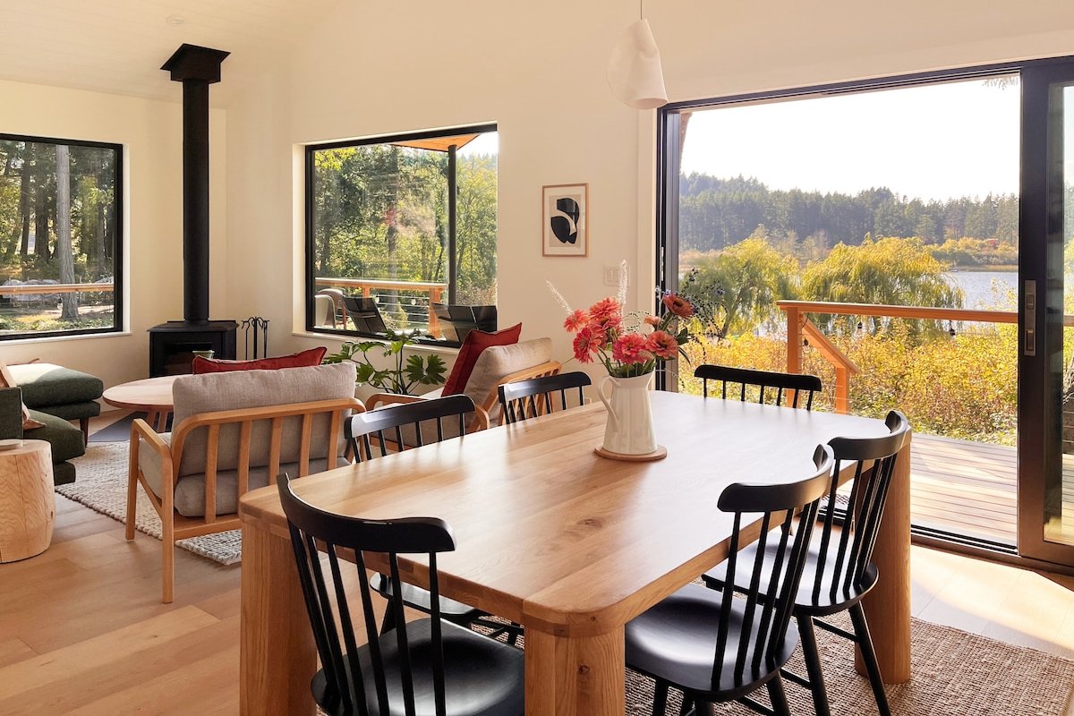 Luxury 2BR Cabin on St. Mary Lake gallery image 3