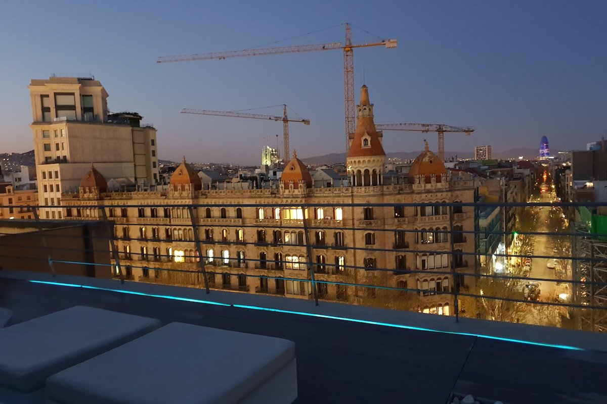 Barcelona center penthouse solarium gallery image 4