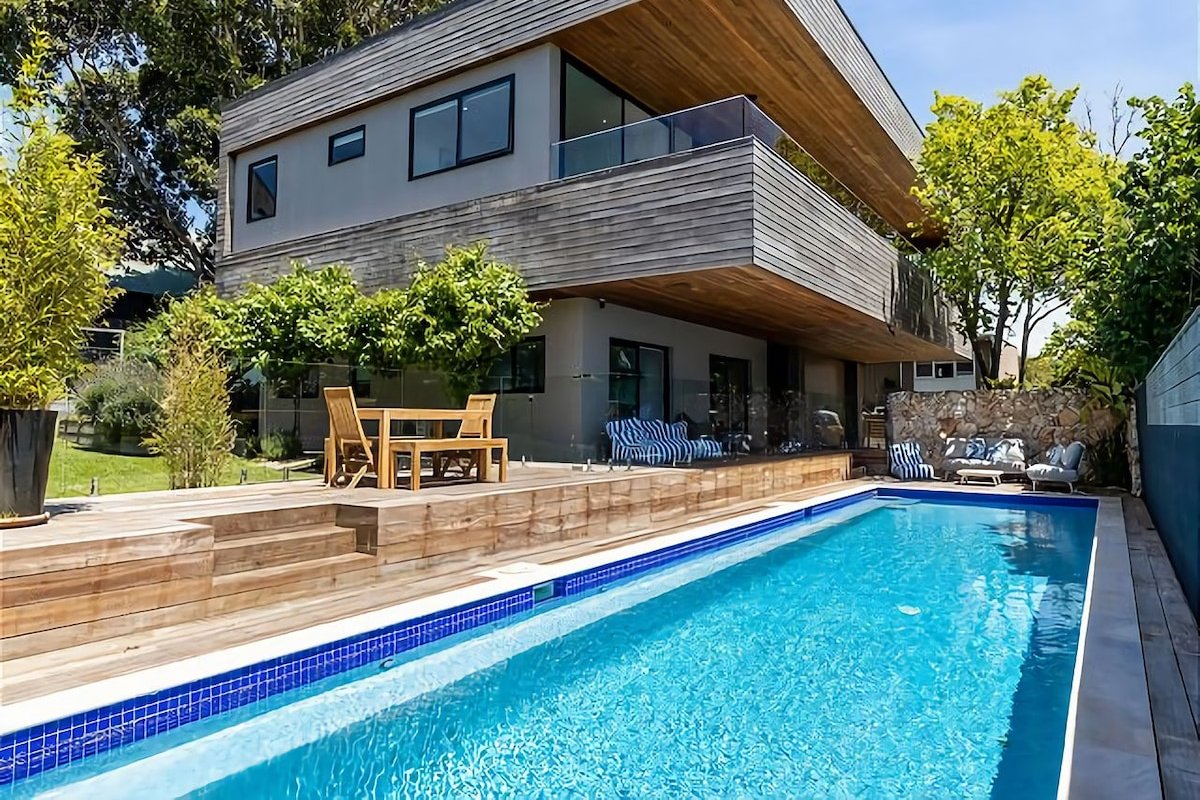 Majestic McCrae Luxury Pool Views to the Bay gallery image 2