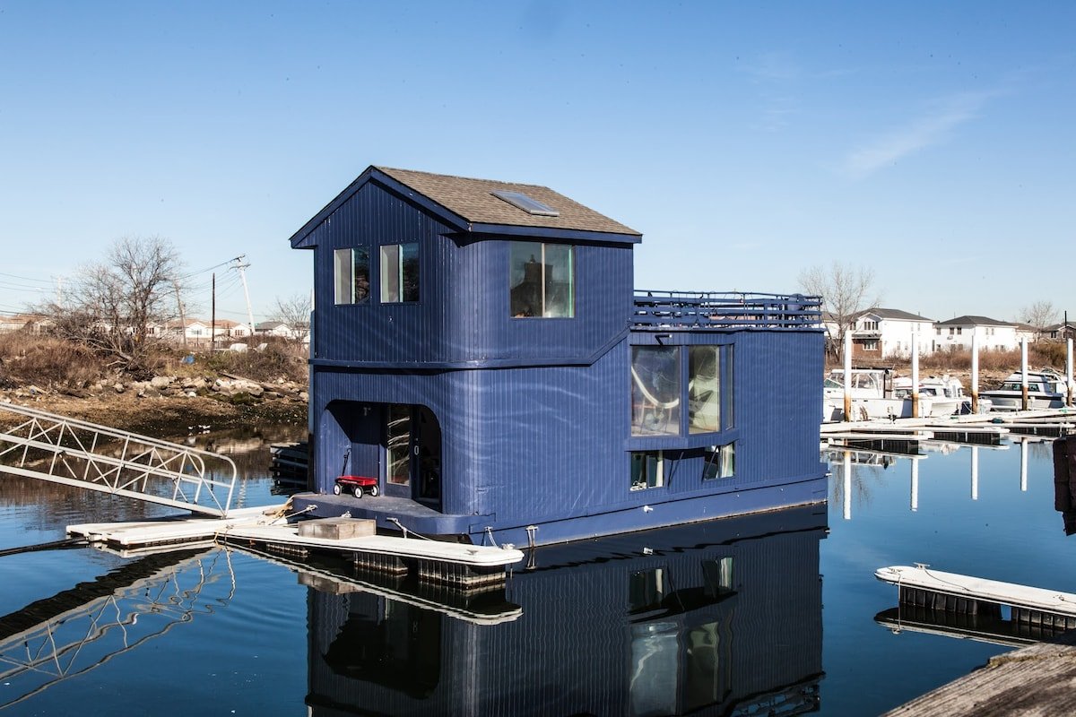 Ziggy Stardust Surf House – A Beautiful Houseboat gallery image 2
