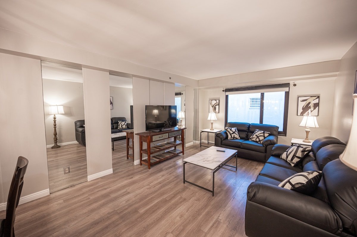 Stay Together on The Strip – 2 Bedroom Suite gallery image 2