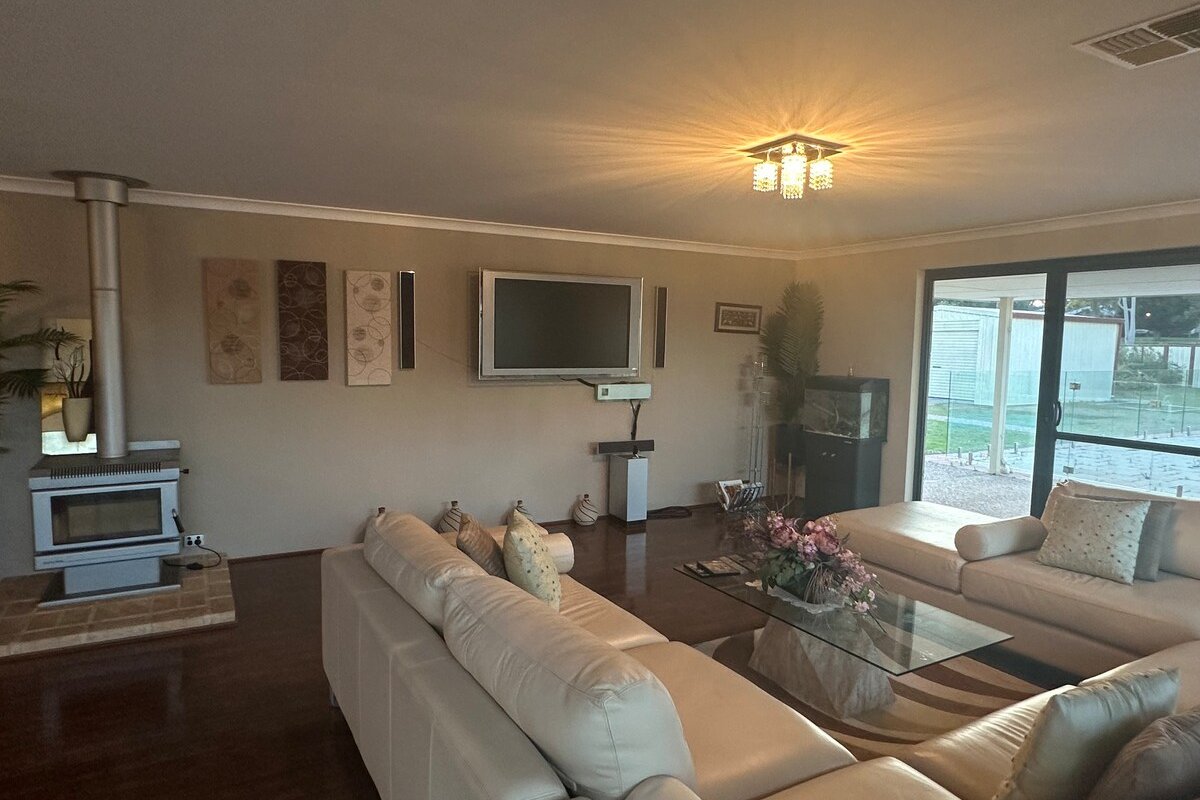 Country Oasis on Evans Street gallery image 3