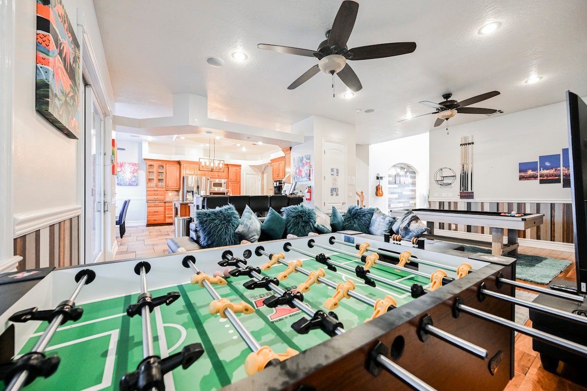 KC Happy Oasis 5BR/4BA Home w/ Theater & Pool gallery image 3