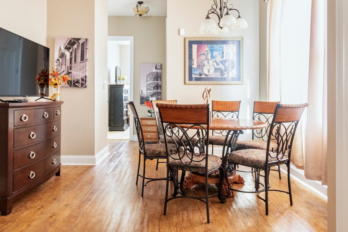 Luxury 4BR Upstairs| Balcony & Walk to Magazine St gallery image 4