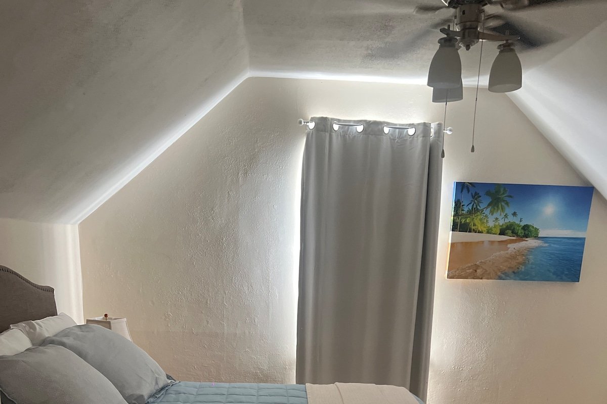 Just like home 4 bedroom, 6 bed located Downtown gallery image 2