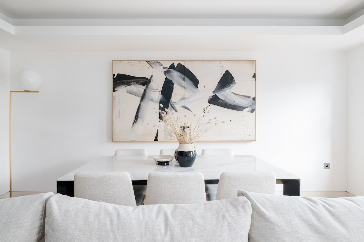 Stunning single level Mayfair 3 Bed flat with AC gallery image 5