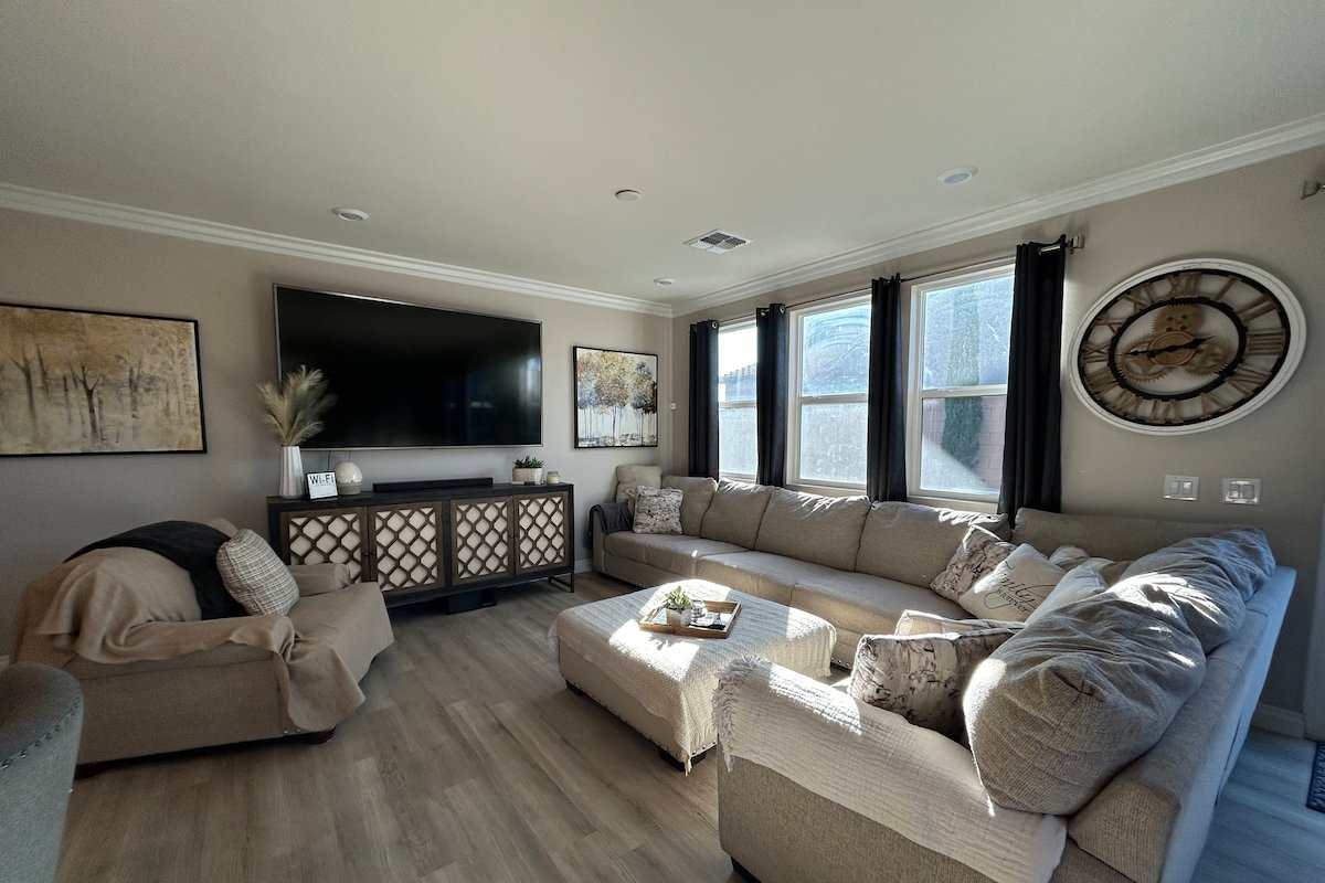 Vegas Home w/Jacuzzi 1 mile from Stadium & Strip! gallery image 2