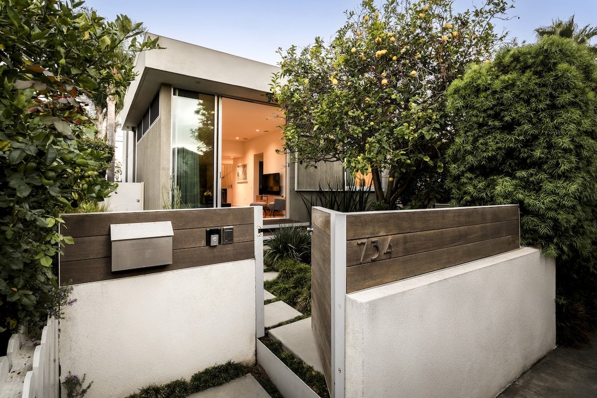 Venice Walk Street Retreat | Jacuzzi & Lemon Tree gallery image 3