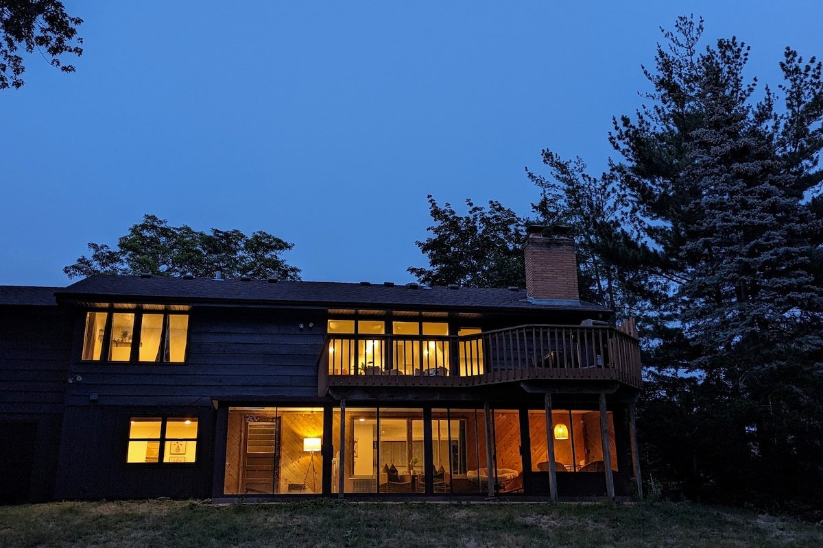 Sunset Shores – River View, King Beds, Soaker Tub gallery image 4