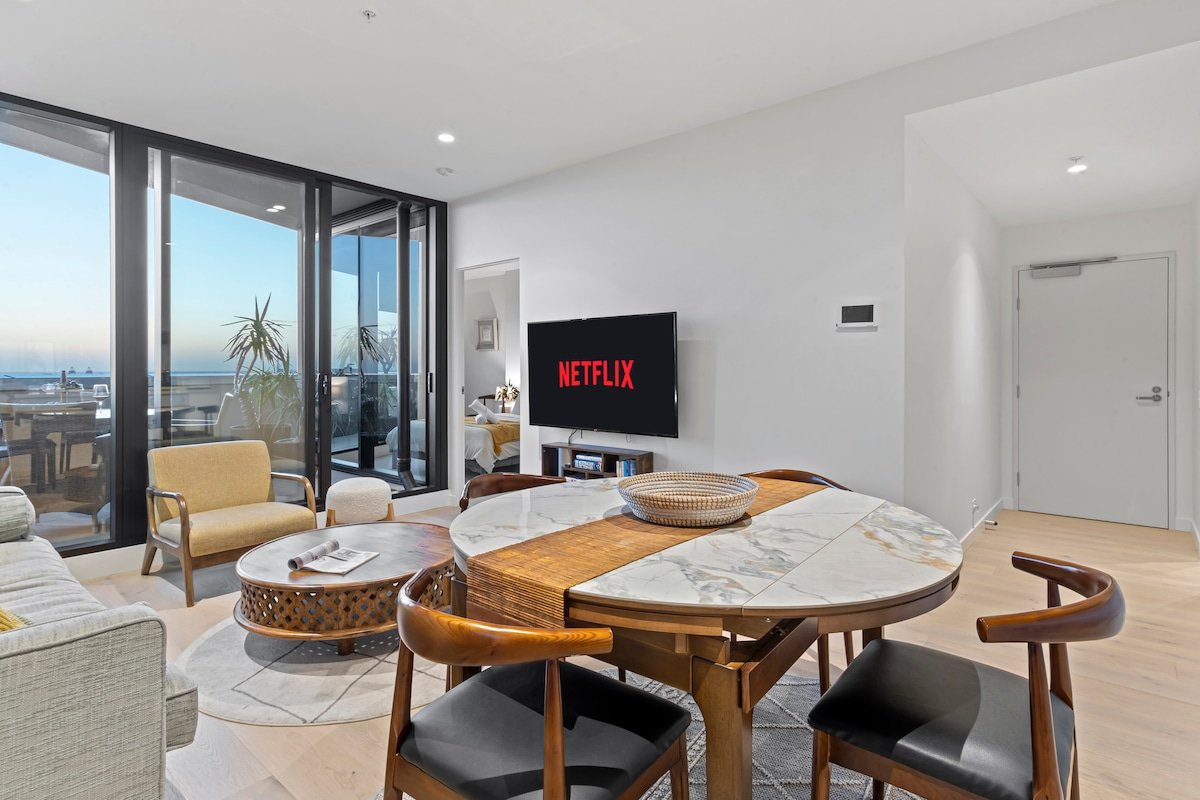 Zi apartments – Balcony, Bayview, Sauna & Pool gallery image 5