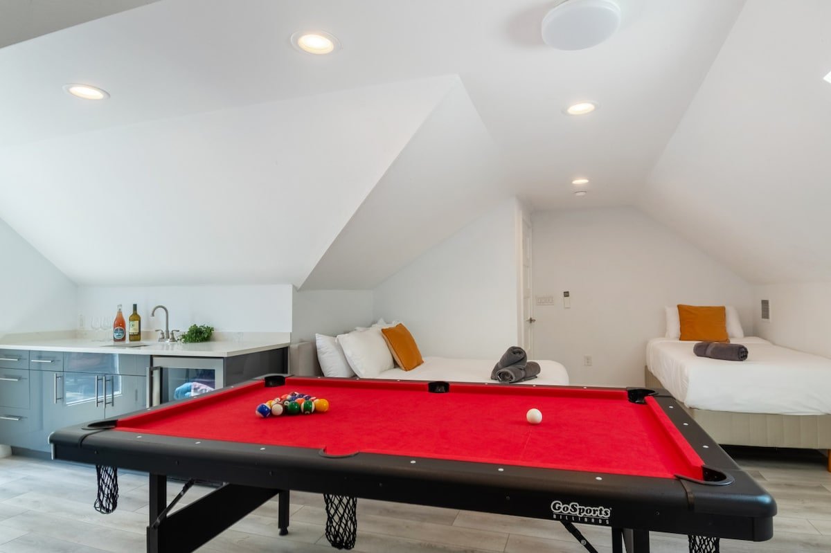 Huge 5+BR Gem w/ Hot Tub & Pool Table – Near Dtown gallery image 5