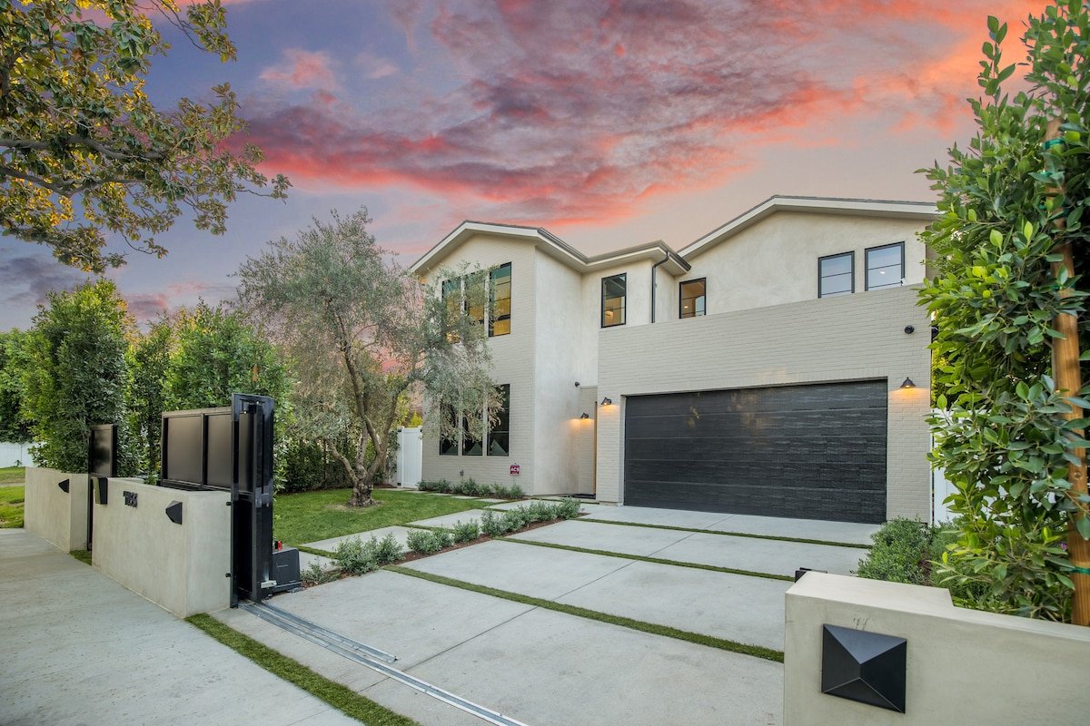 Brand New Luxury Estate -Pool, Office, Guest House gallery image 3