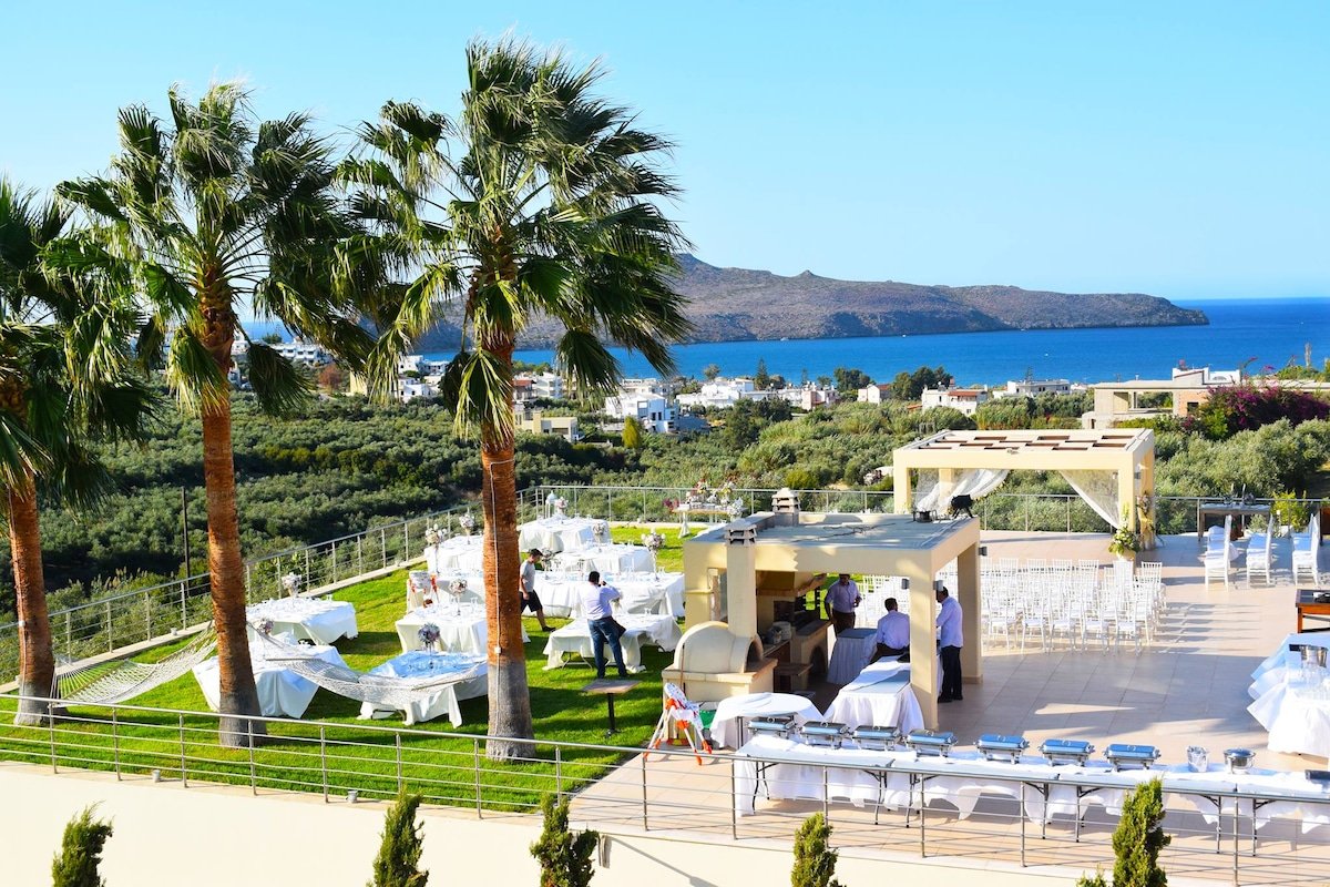 Walk to Beach (850m) / Heated Pool / Sleeps 14 gallery image 4