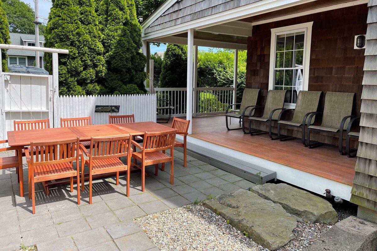 Newport/Middletown Beach House .3 mi to 1st beach! gallery image 5