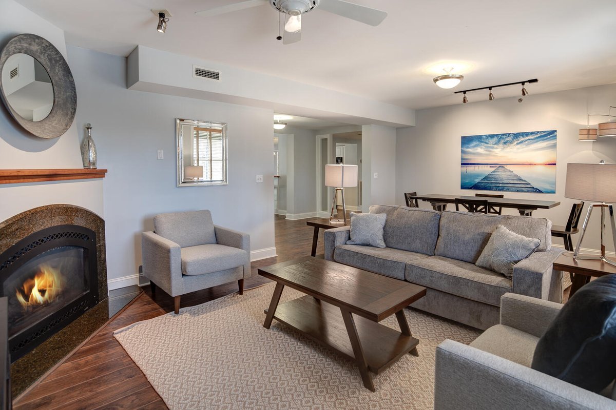 Large Condo Near Biltmore Estate