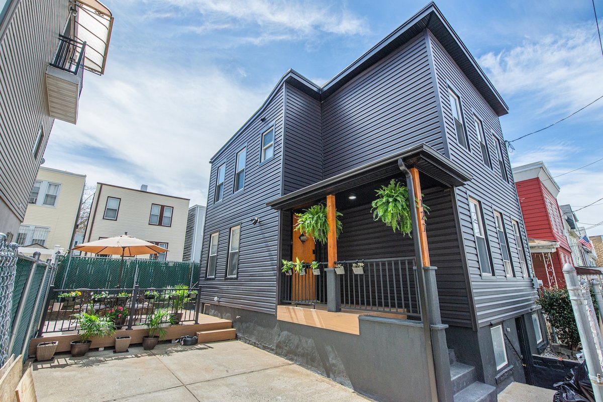 Private 3BR Home • Driveway Parking• 15 min to NYC gallery image 2