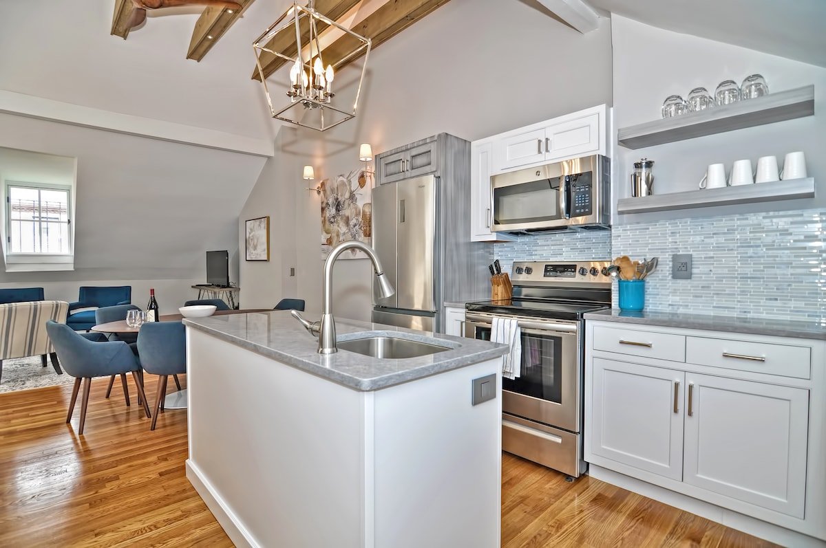 Classically Elegant, Quiet Beacon Hill Penthouse gallery image 3