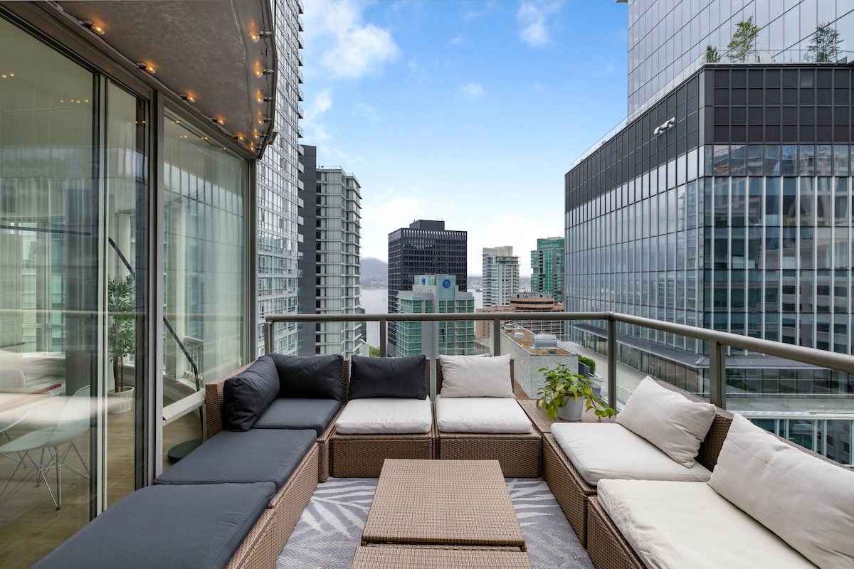 Urban Outdoor Oasis in Coal Harbour gallery image 2