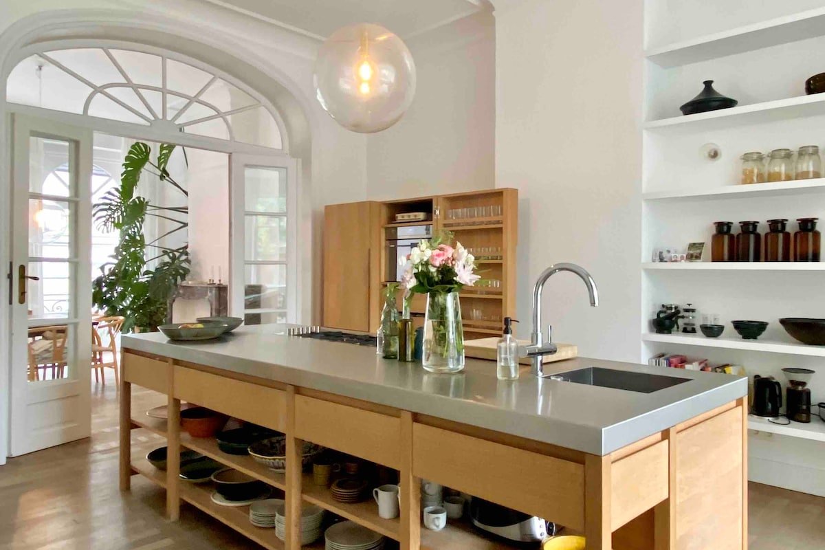 Historical manor house in Brussels with parking gallery image 3