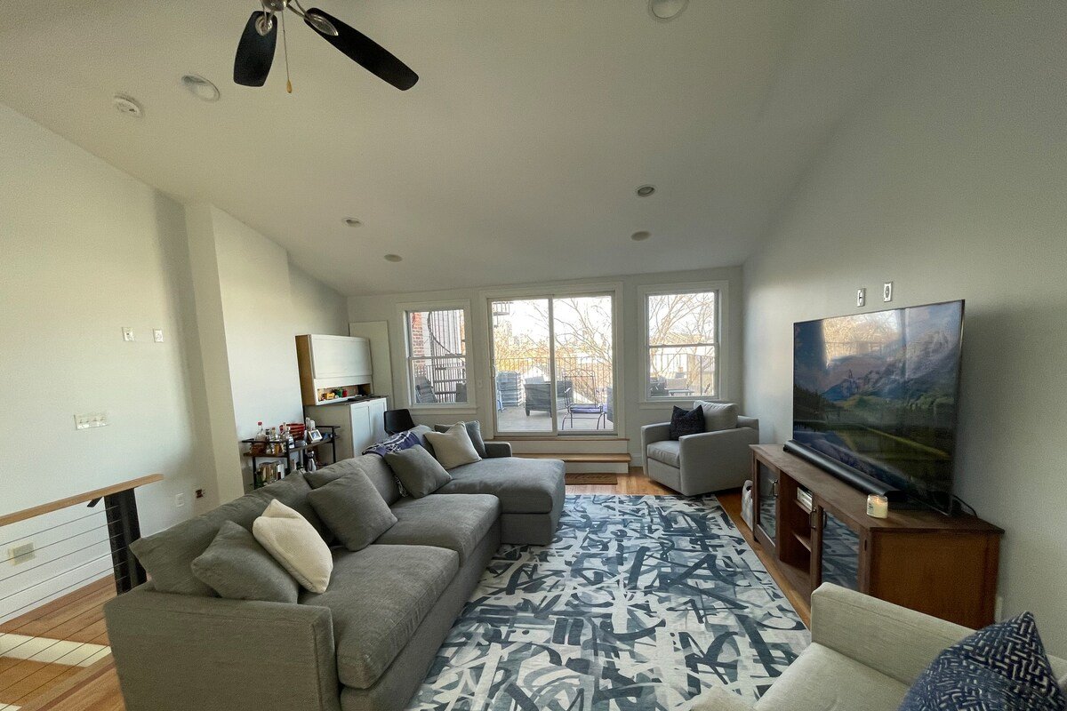 PH City Views, Spacious 2 Bed/2 Bath w/ 2 Decks gallery image 4