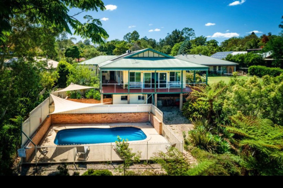 5 Bedroom house with a pool, deck and amazing view
