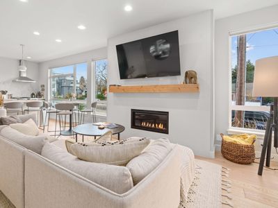 New Seattle Home | Walk to Restaurants | Rooftop