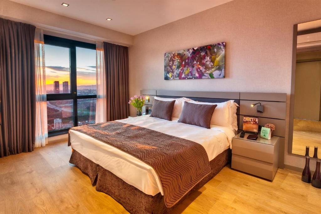 Cozy 2-Bedroom Apartment | Free Cleaning | Pool gallery image 4