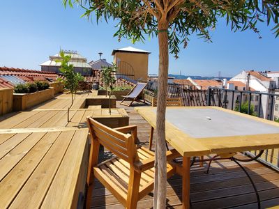 Terrasses, vue Tage et Christ Roi. Roof-top Lisbon