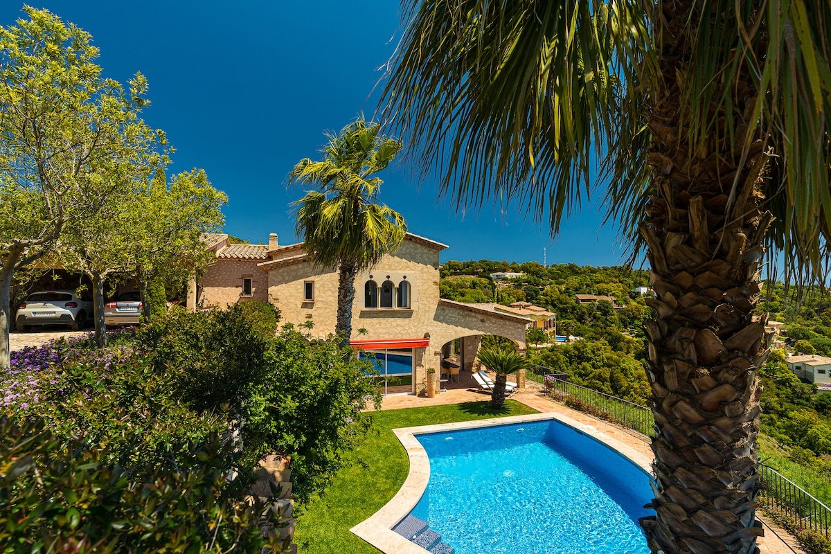 Stunning villa with sea view and pool (12 p) gallery image 3