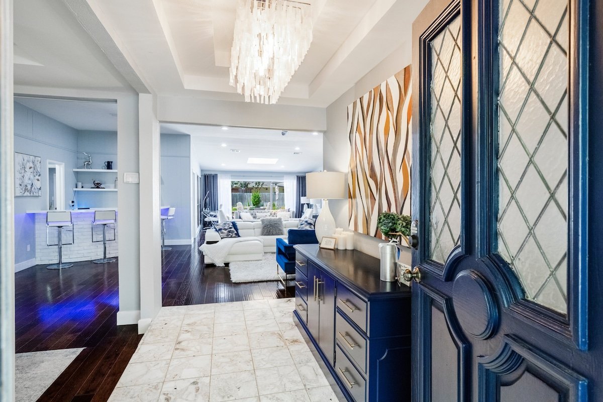 Modern Home with a Firepit, Heated Pool & Spa gallery image 4