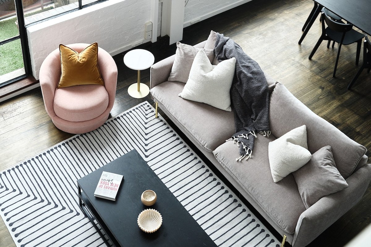 Chic Urban Loft: Light filled in prime location gallery image 4