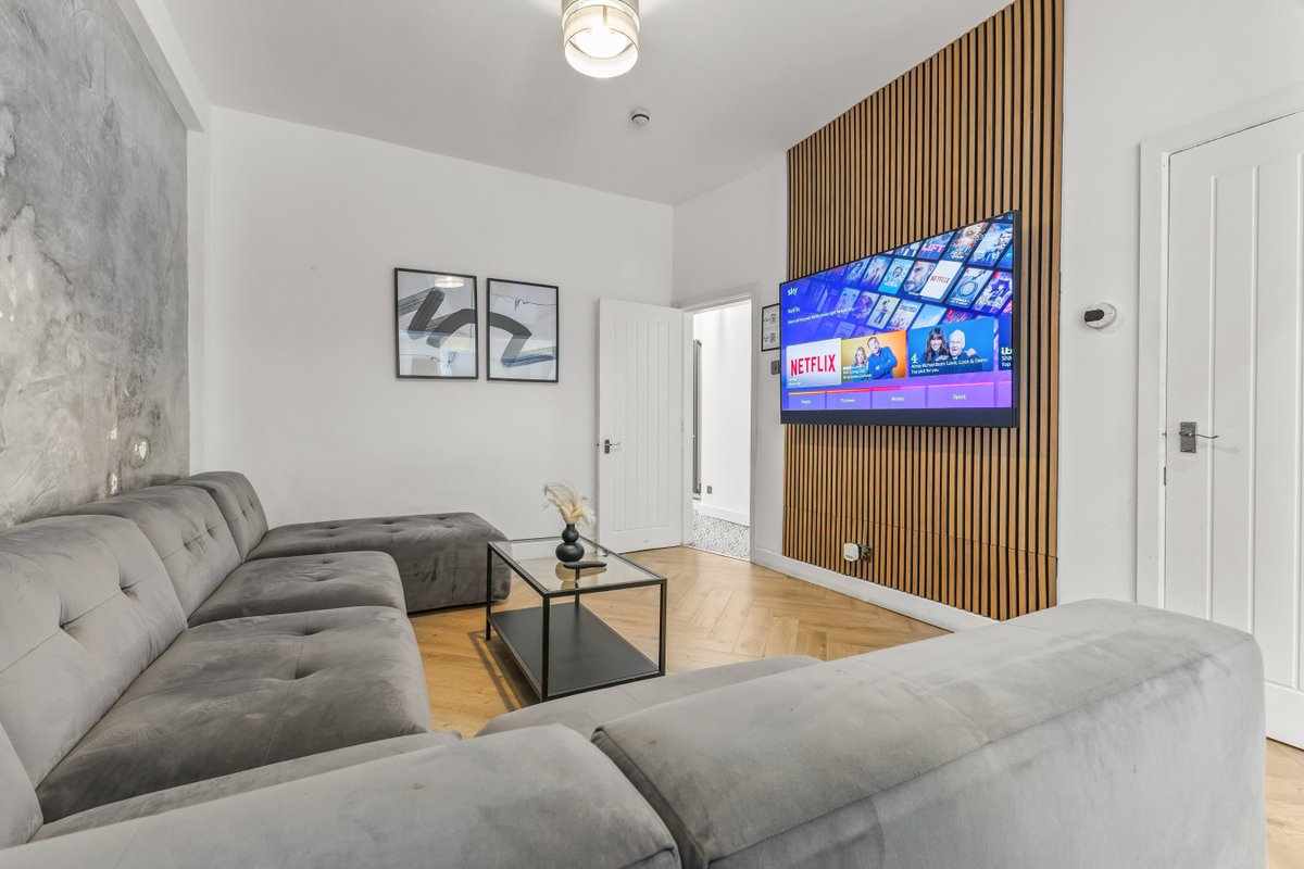 Modern City Townhouse with Free Street Parking