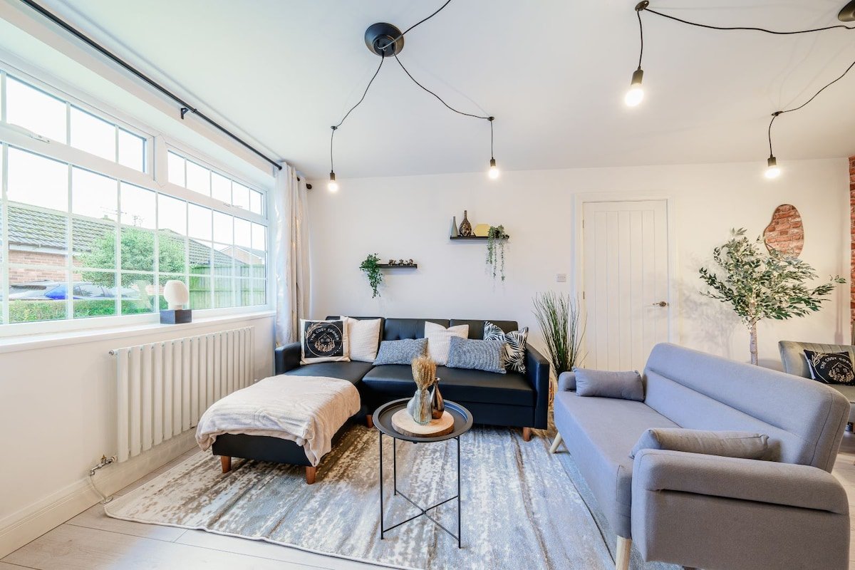 6BR house/2BR Bungalow & Parking gallery image 4