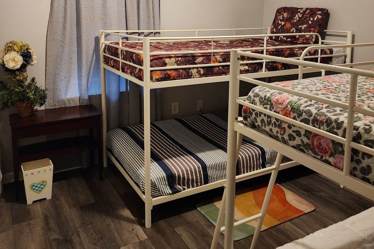 Comfortable 5BR Retreat | Near EWR & Free Parking gallery image 4