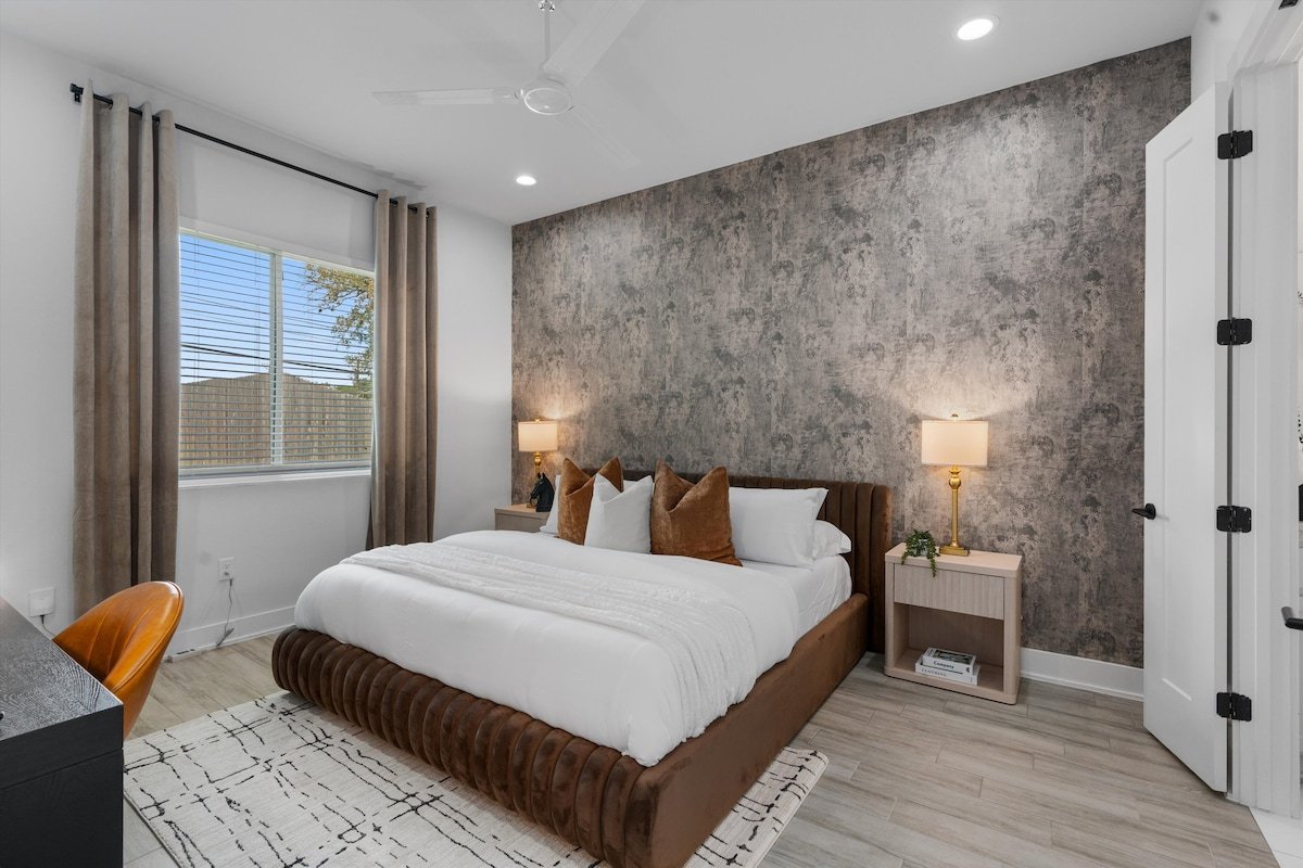 Up to 12 Guests – Luxury Downtown Access – Modern gallery image 5