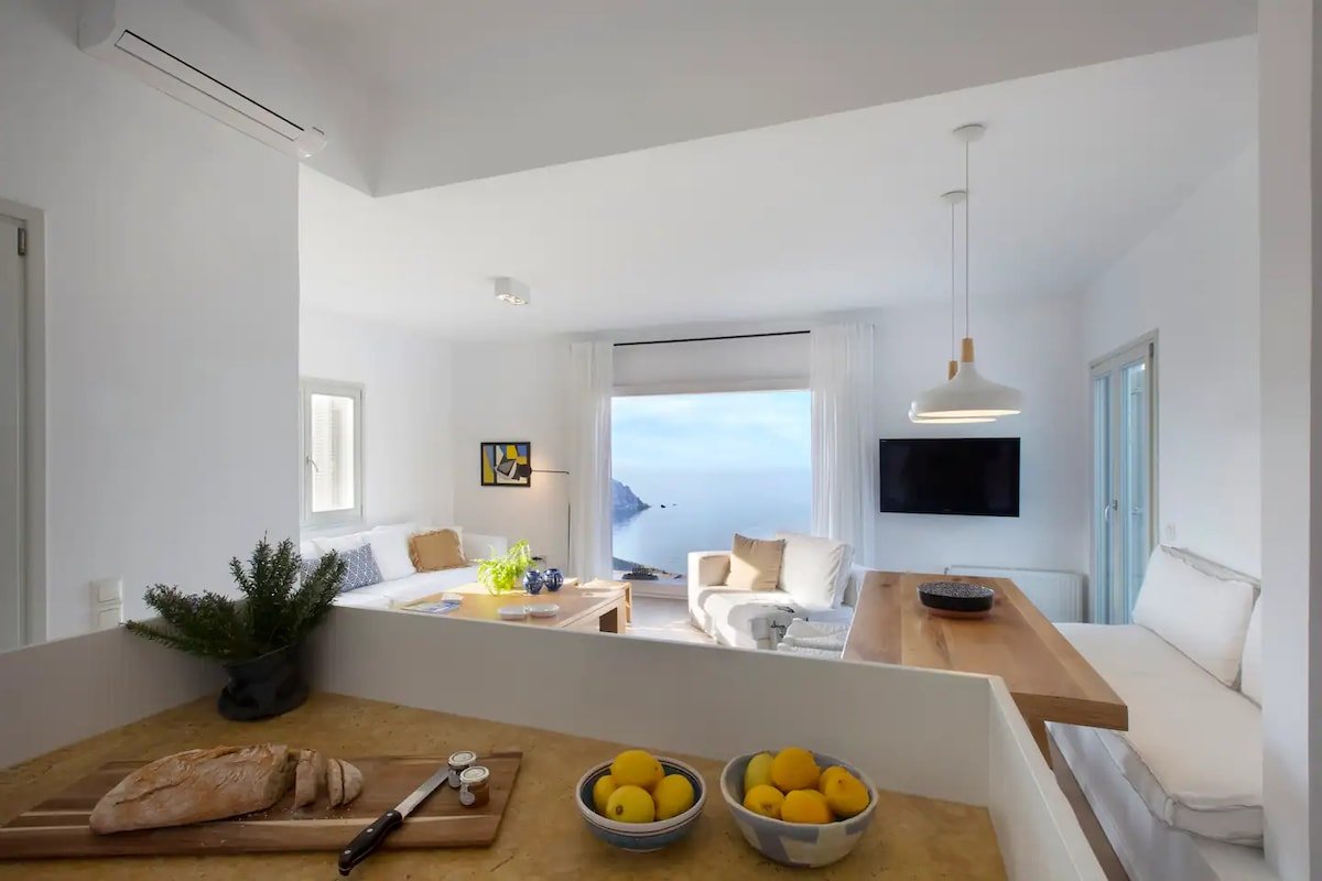 Picturesque Grecian Villa Hideaway gallery image 4