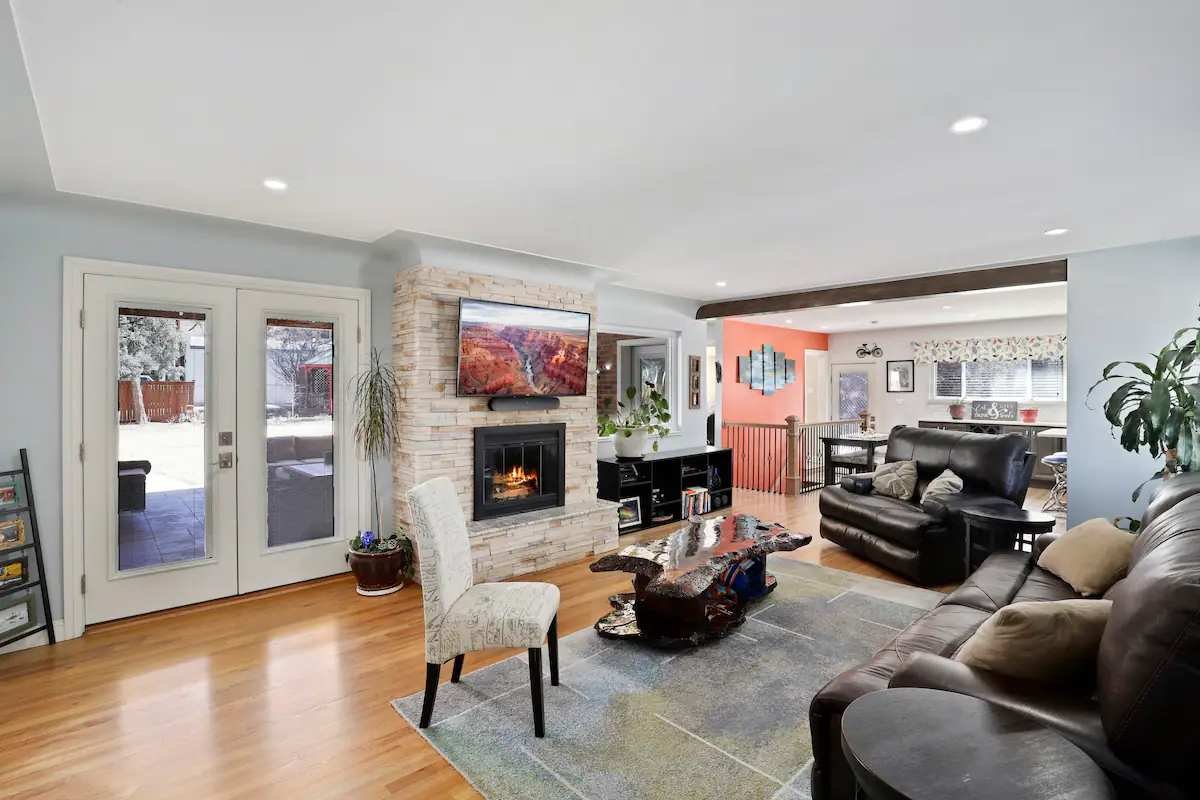 DU Haven: Hot Tub, Outdoor TV Lounge &3 Full Baths gallery image 2