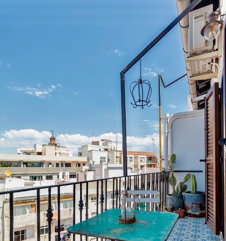 2-BR TOP FLOOR APT. IN TRENDY RUZAFA! AC+WiFi gallery image 3