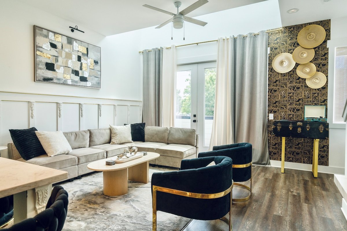 Celebrity Owned: 5 Mins to Downtown & Broadway gallery image 2