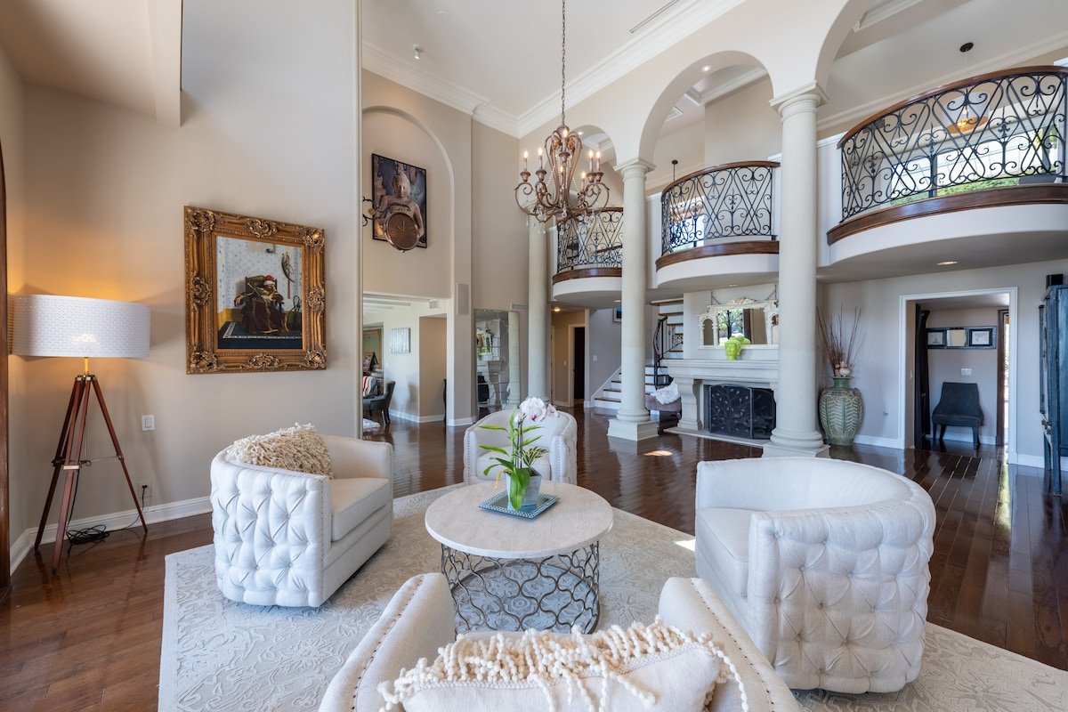 Breathtaking Luxury Mansion w. 4 Bedrooms/3.5 Bath gallery image 4