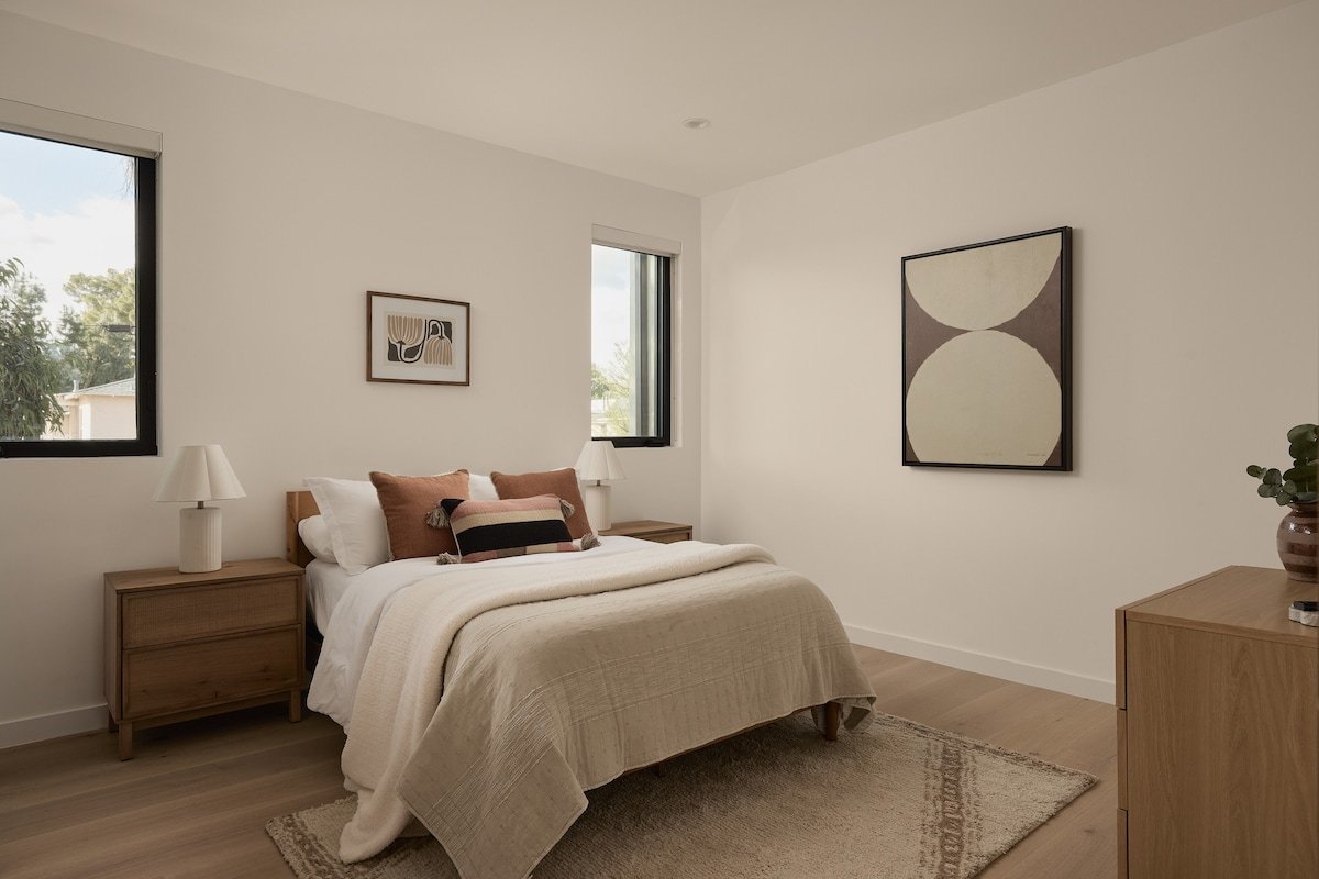 Warm Modern Luxury • 5 Bd w/ Pool & Flow gallery image 5