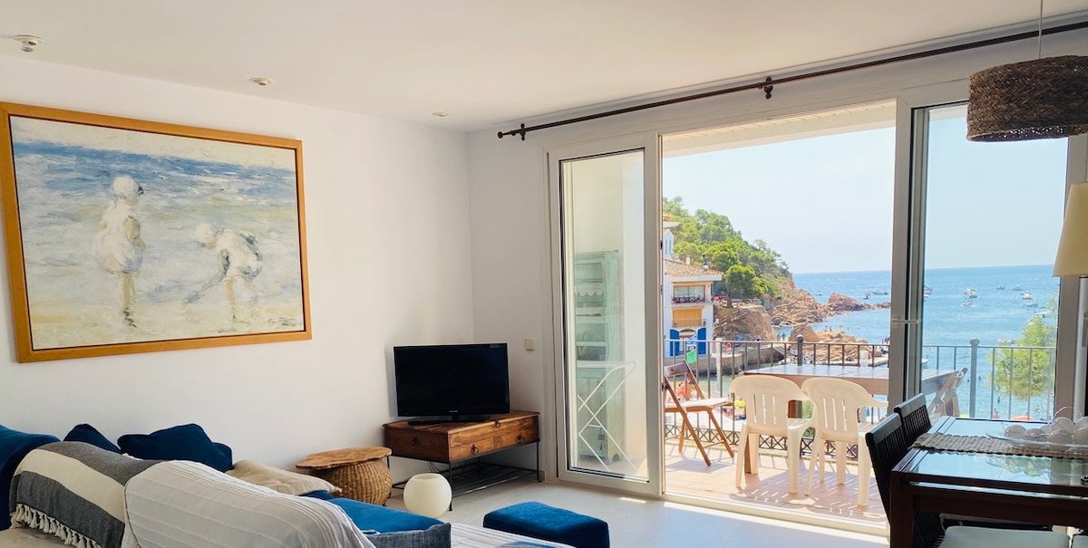 Beautiful beachfront apartment in Tamariu gallery image 3